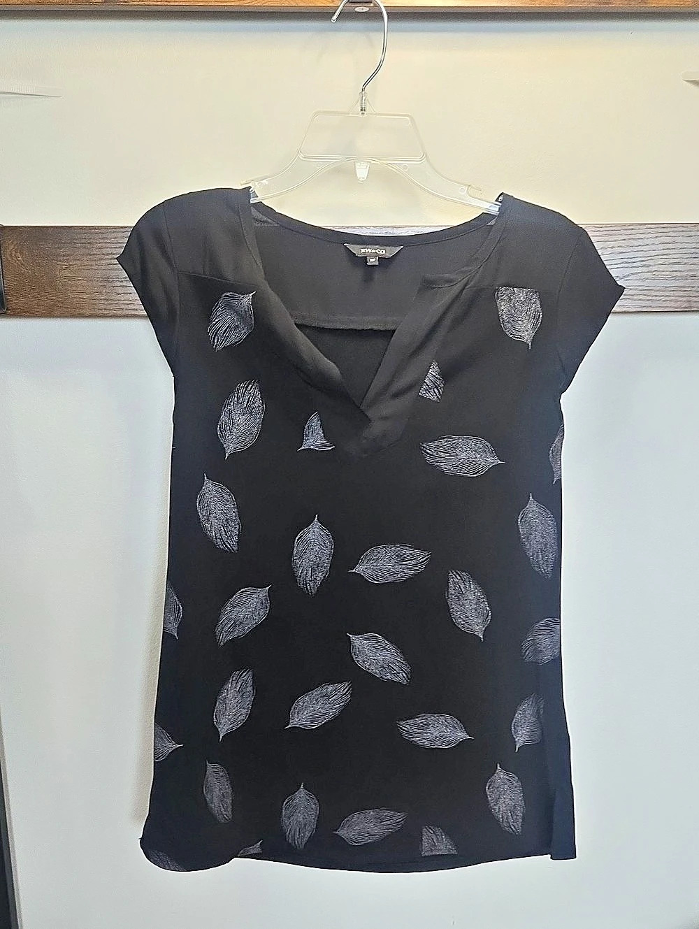 Light RW & CO Leaf Print Blouse in Black & Gray Like New